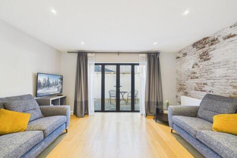 Lounge / Dining R...