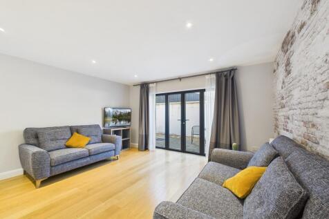 Lounge / Dining R...