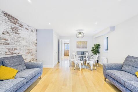 Lounge / Dining R...