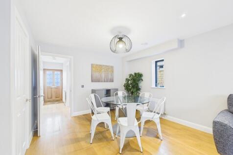 Lounge / Dining R...