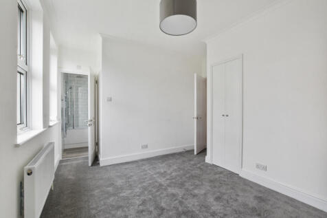 4 - Master Bedroom with Ensuite.JPG