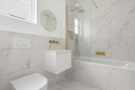 8 BATHROOM.JPG