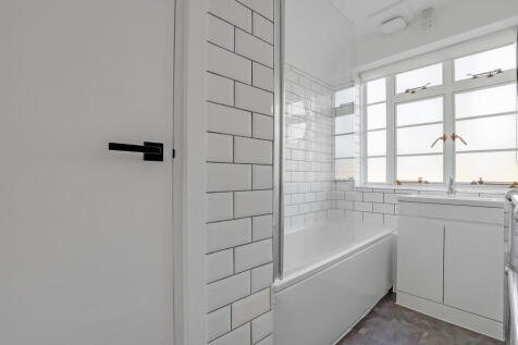 9. BATHROOM.jpg