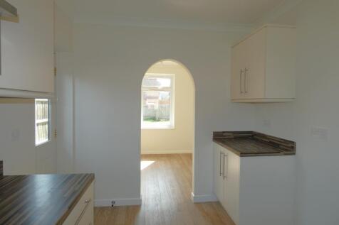 Pic 3 Kitchen (2).JPG