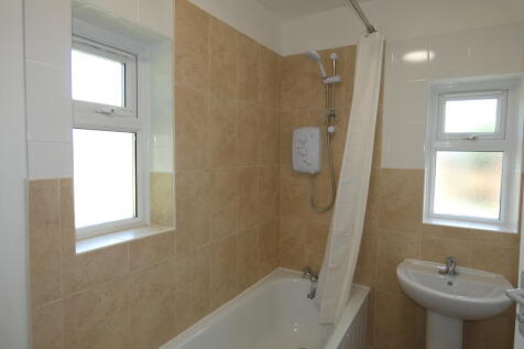 Pic 9 Bathroom (1).JPG