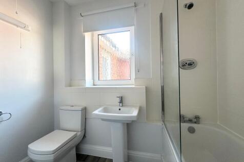 8. BATHROOM.jpeg