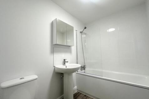 9. MAIN BATHROOM.jpeg