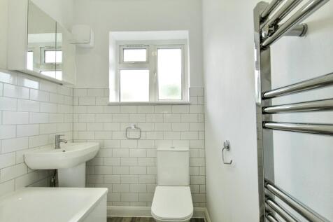 9.BATHROOM.jpg