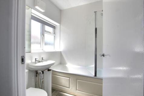 7 BATHROOM.jpg