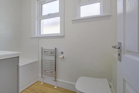 7.BATHROOM.jpg