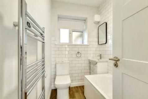 7.BATHROOM.jpg