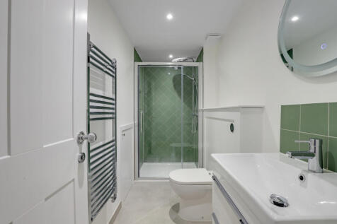 8 SHOWER ROOM.jpg