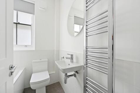 5 BATHROOM.JPG