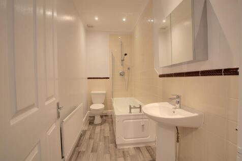 6 BATHROOM.jpg