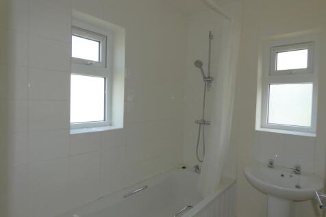 Pic 9 Bathroom (3).JPG