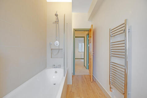 7.BATHROOM.jpg