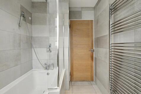 9.BATHROOM.jpg