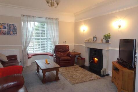 Lounge/Dining Area