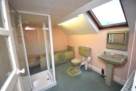 Bathroom .JPG