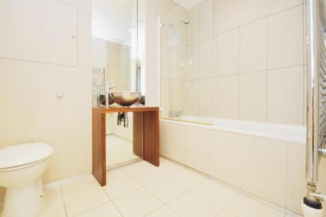 bathroom 202.jpg
