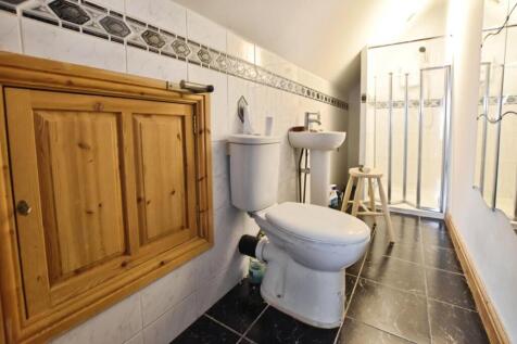 3rd floor bedroom - en-suite