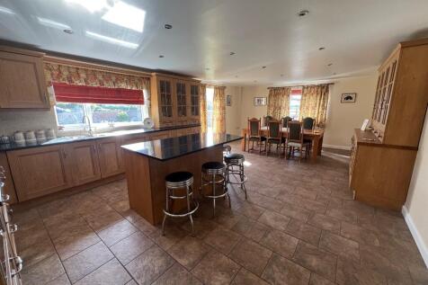 Kitchen/Dining Area