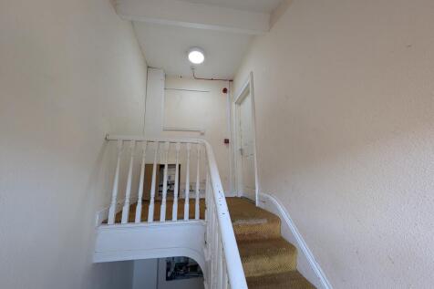 Landing And Entrance 12 South Street T202509261455.jpg