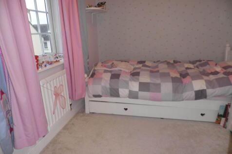 SINGLE BEDROOM