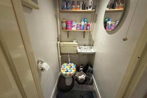 TOILET ROOM