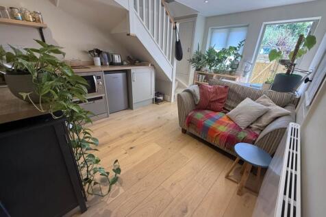 KITCHEN &amp; LOUNGE