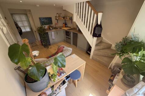 LOUNGE &amp; KITCHEN ARE