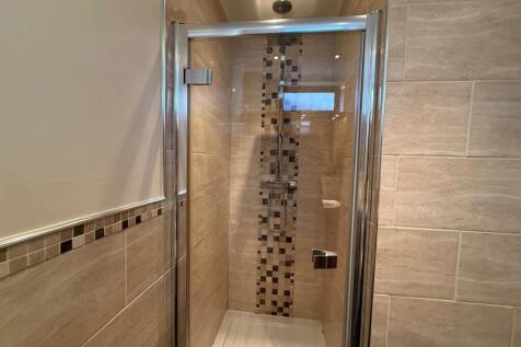 EN-SUITE SHOWER ROOM