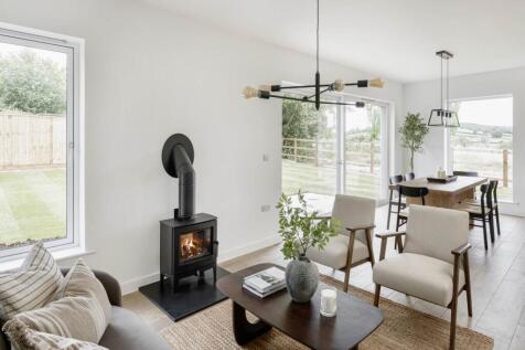 LOUNGE DINING AREA