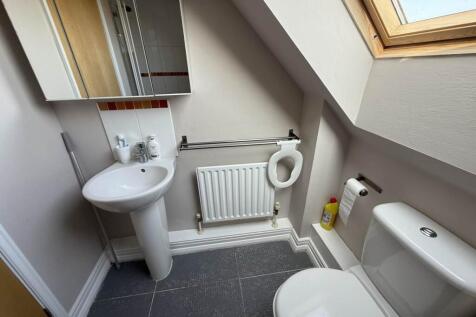 SECOND FLOOR BATHROO