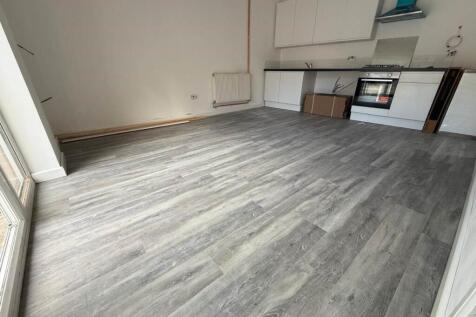 KITCHEN / LOUNGE