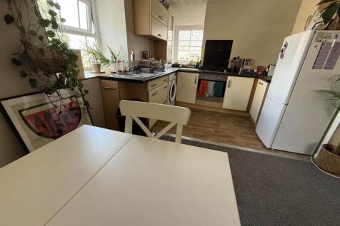 KITCHEN/DINING AREA