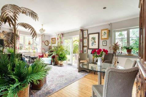 LIVING ROOM 4