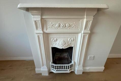 BEDROOM 1 FEATURE FI