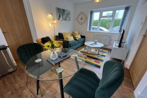 LOUNGE DINING AREA