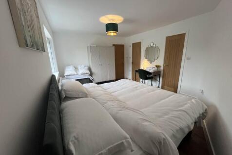 BEDROOM SECOND PIC