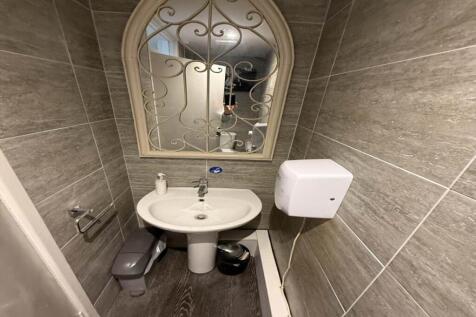 TOILET ROOM
