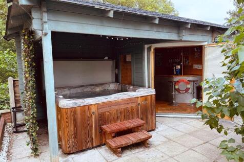 Jacuzzi/Bar Area
