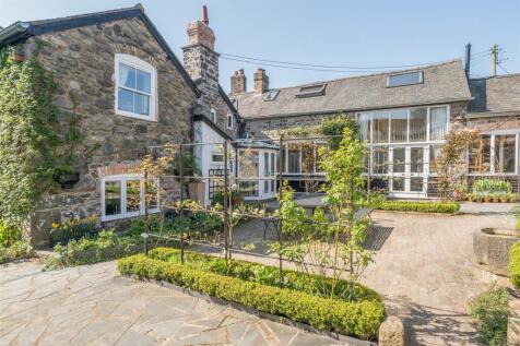 French courtyard - House rear - EXT.jpg