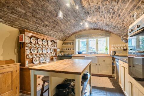 5 Kitchen.jpg