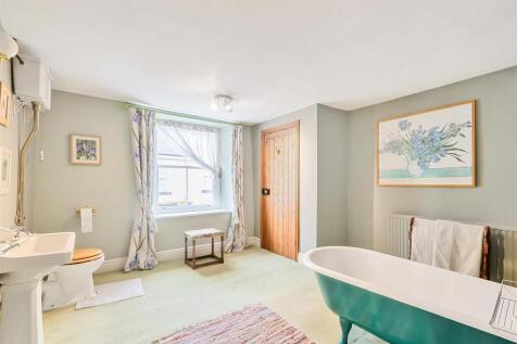 7 -  House Family Bathroom.jpg