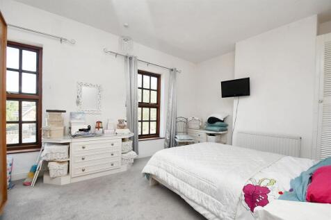 Bedroom One 1.JPG