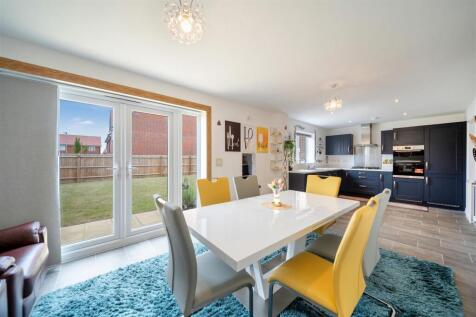 27 Thistledown Cresc-46.jpg