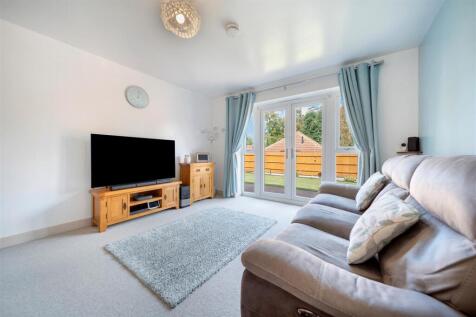 19 Larchwood Close-16.jpg