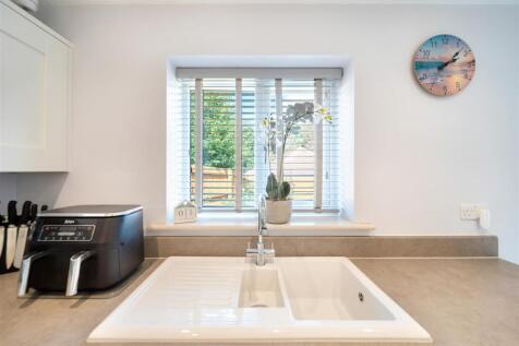 19 Larchwood Close-25.jpg