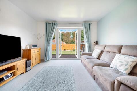 19 Larchwood Close-18.jpg